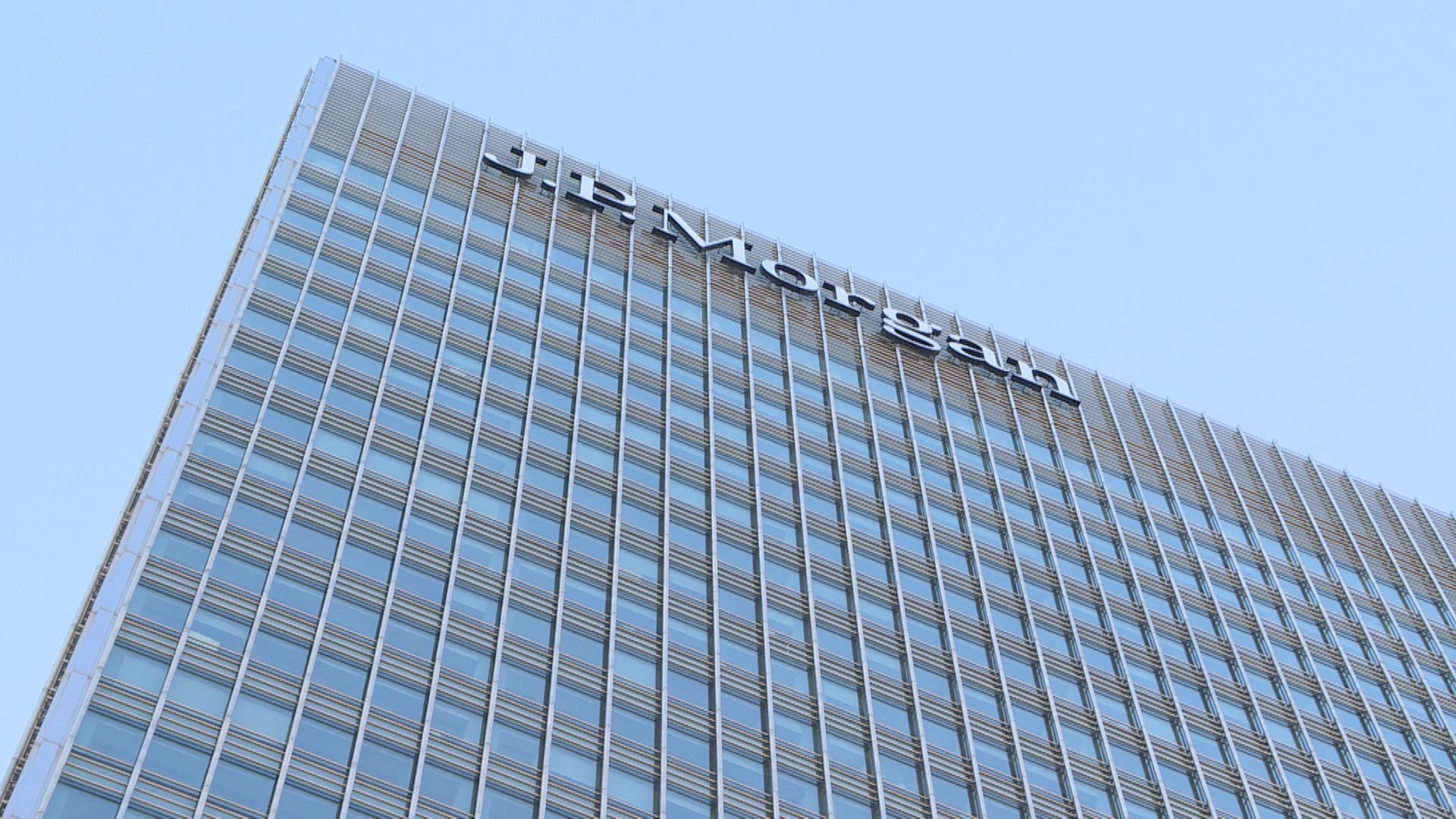 摩通據報向美國監管當局 支付十億美元罰款