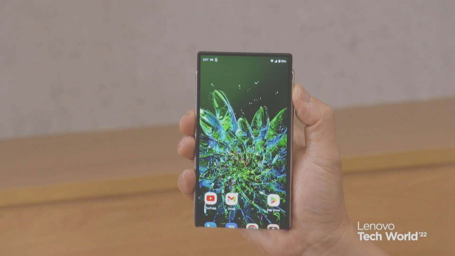 【Motorola概念智能手機】聯想:Mon可捲曲及「變大」