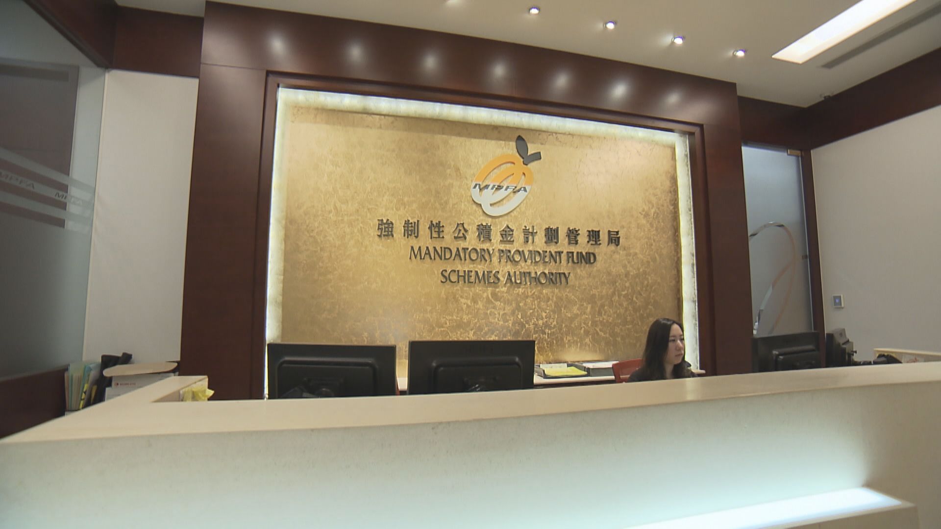 去年度永久離港為由提取強積金金額約66億元増27%