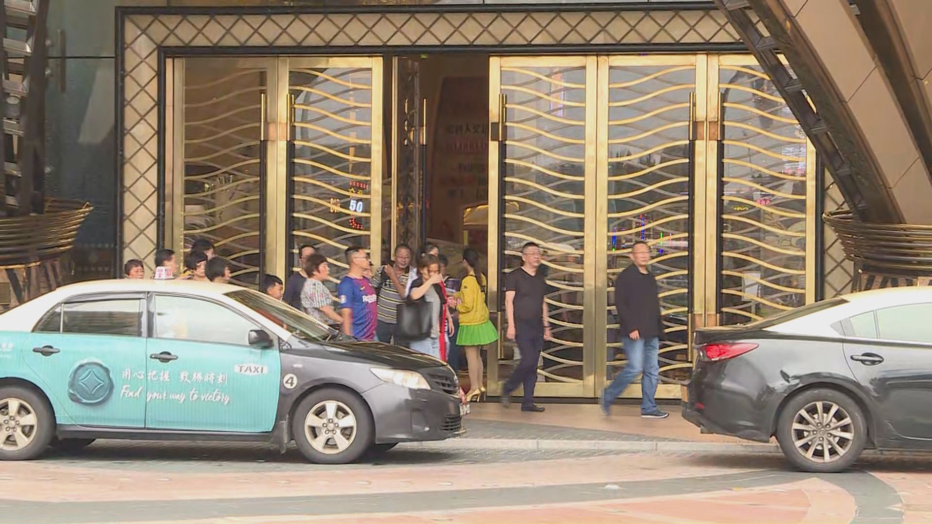 【山竹襲澳】內地旅客：賭場一開門就到