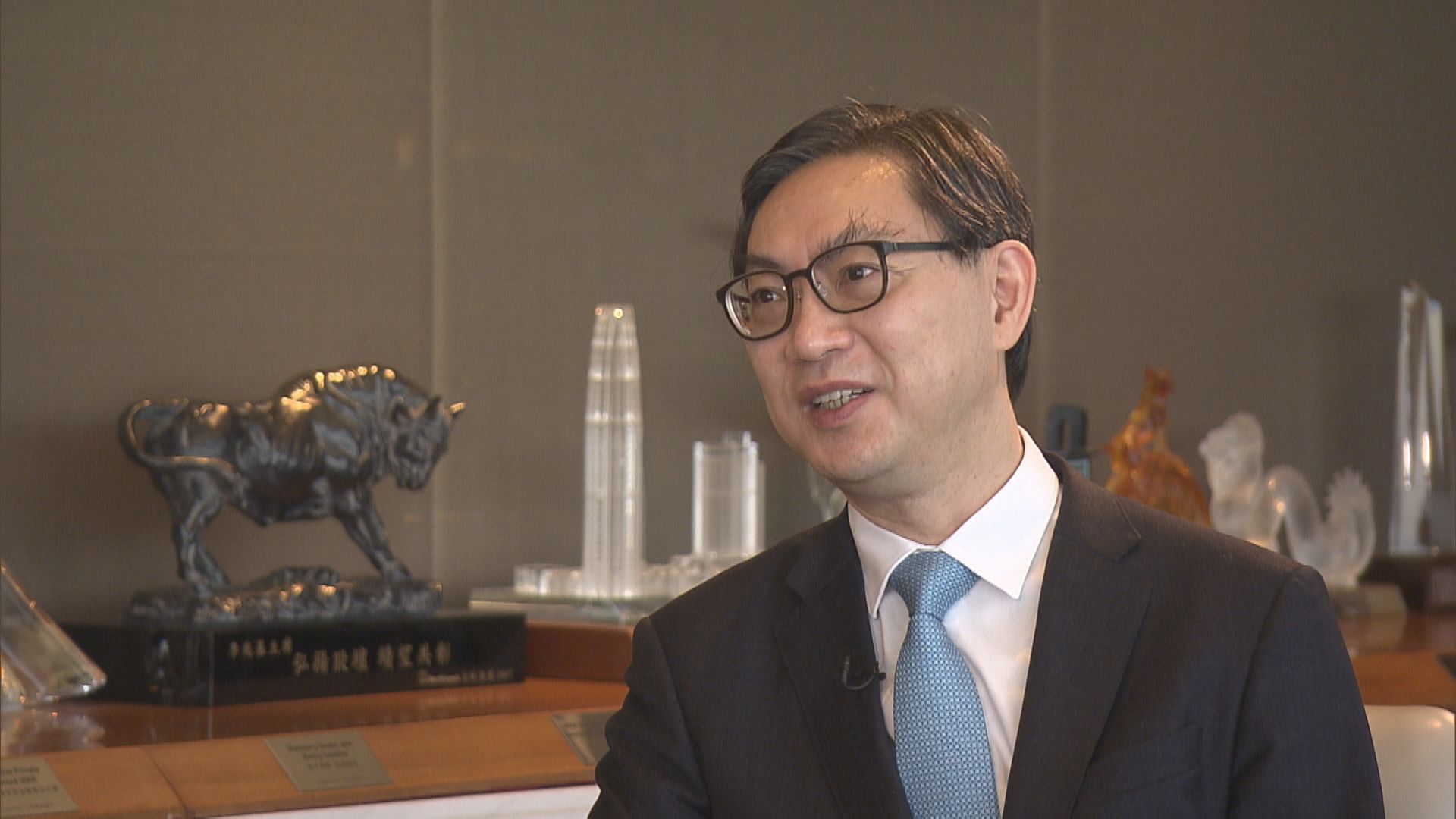 【面對現實】恒地料樓價續橫行  籲政府分段「減辣」