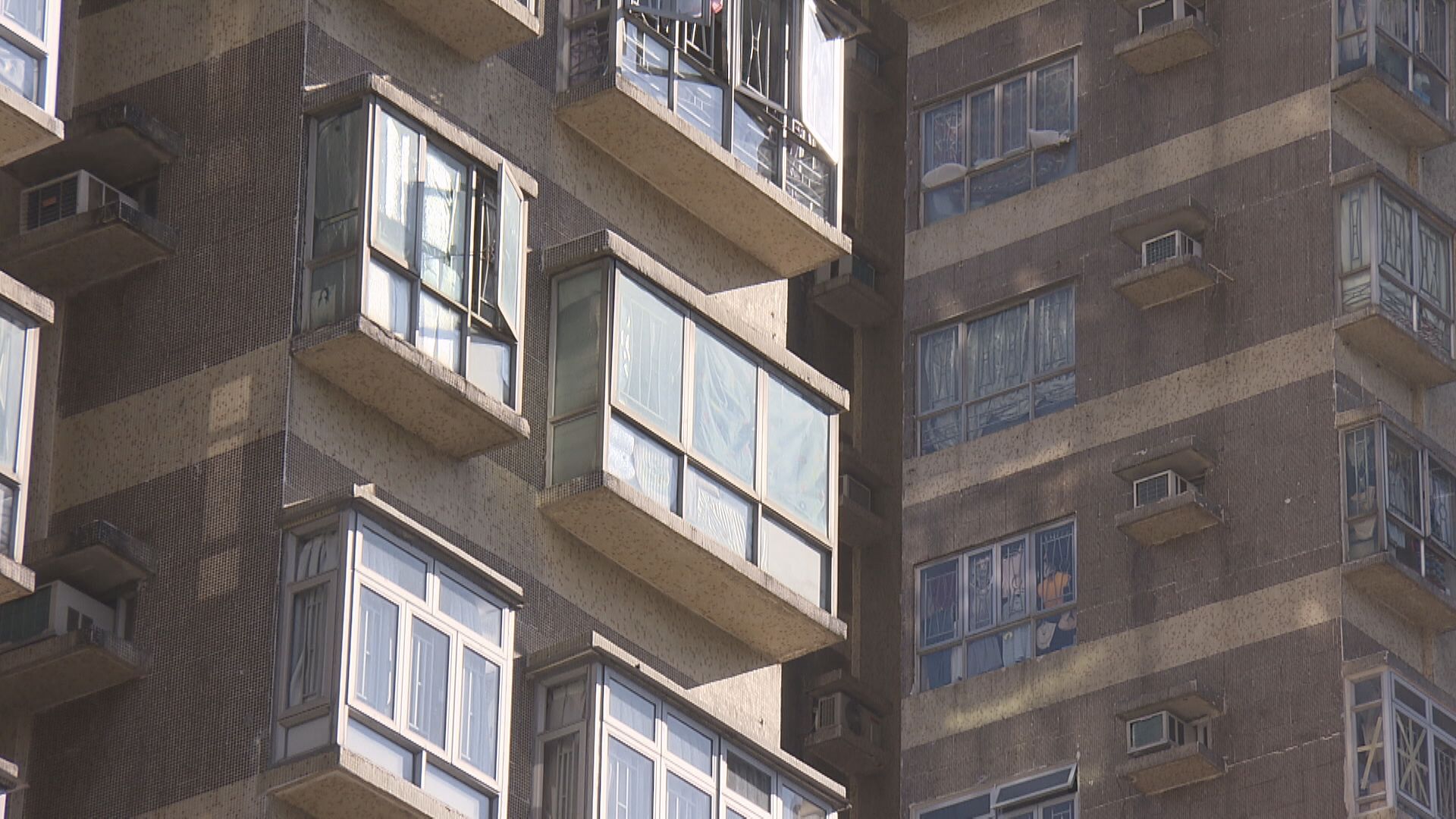 【新一輪跌浪？】港私宅樓價近兩年半低  短期仍不明朗