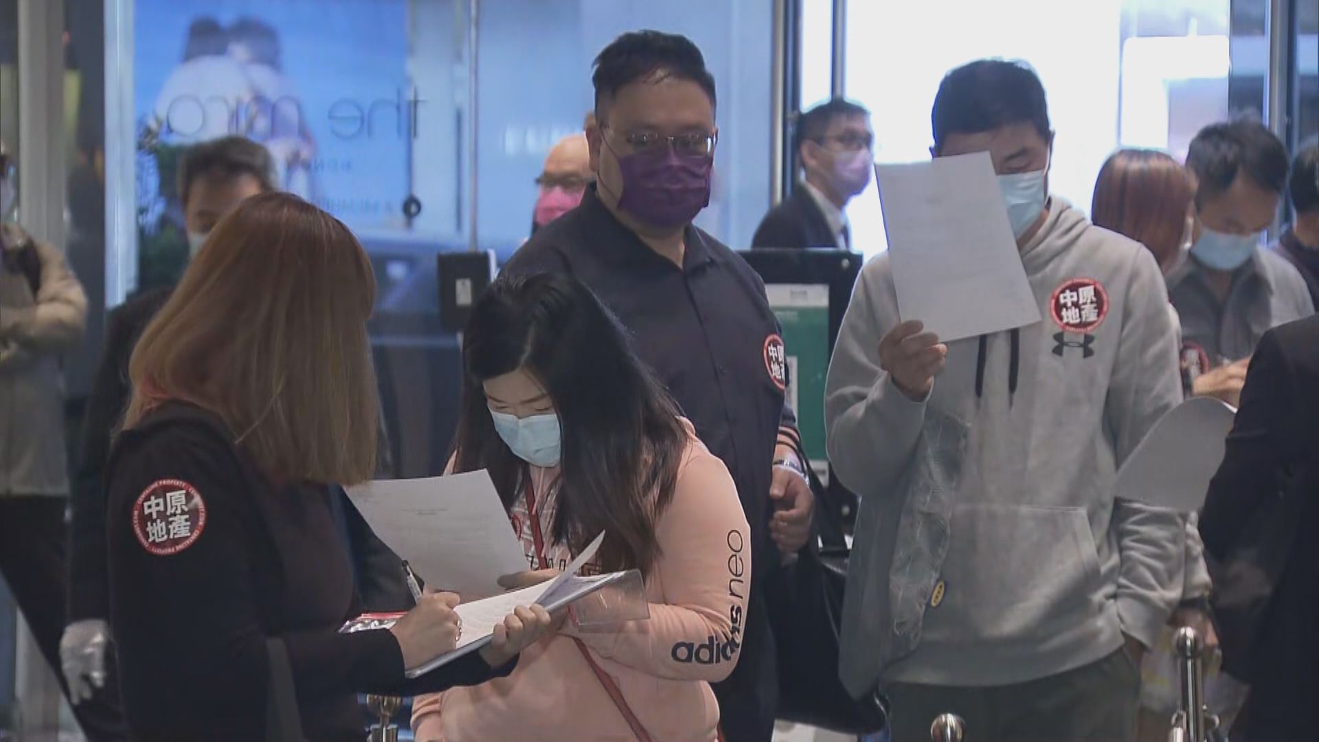 新盤兩日賣逾400伙 二手放盤驚現睇樓人龍