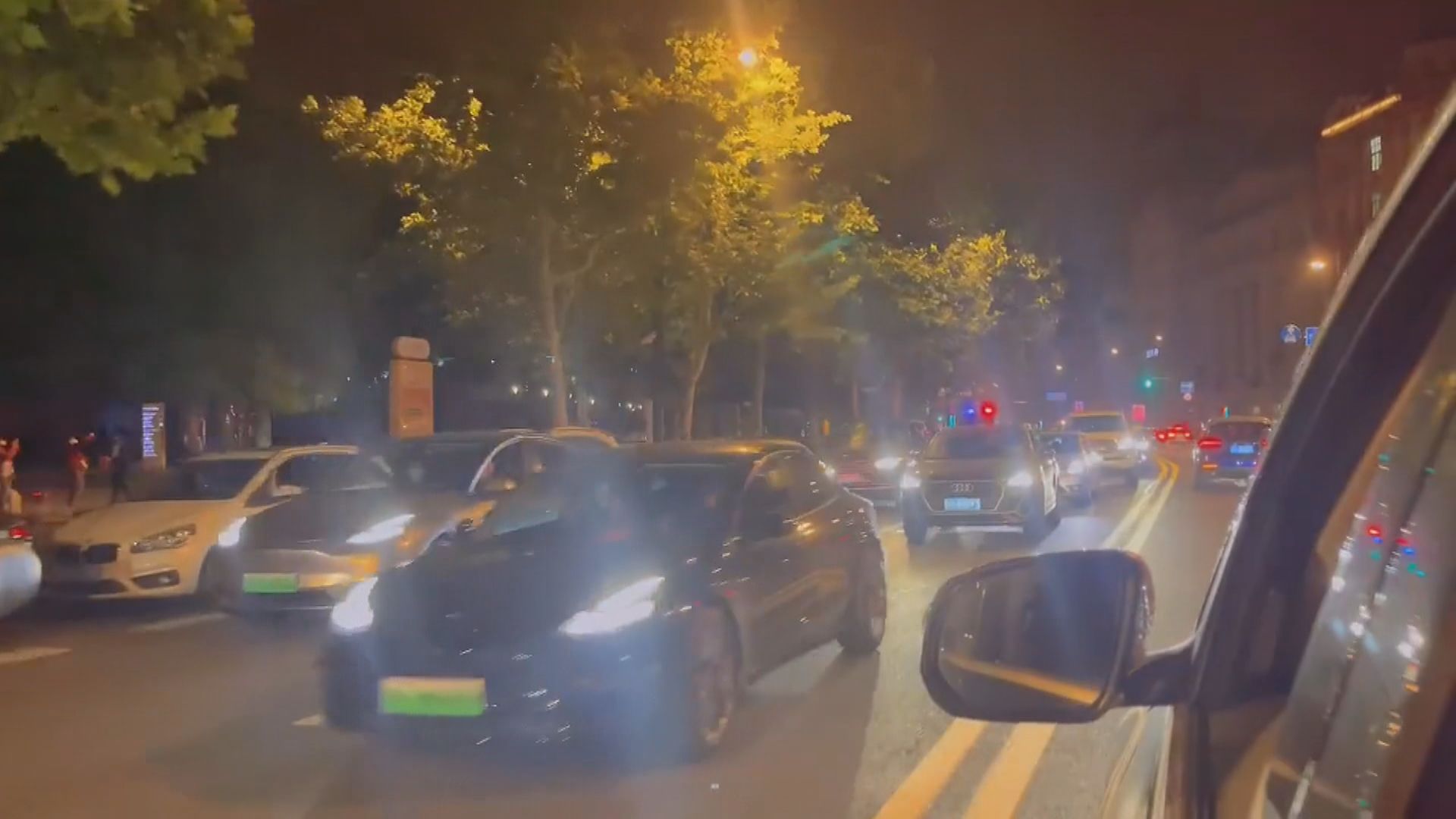 【上海解封】市民放煙花慶祝  延安高架路車龍再現