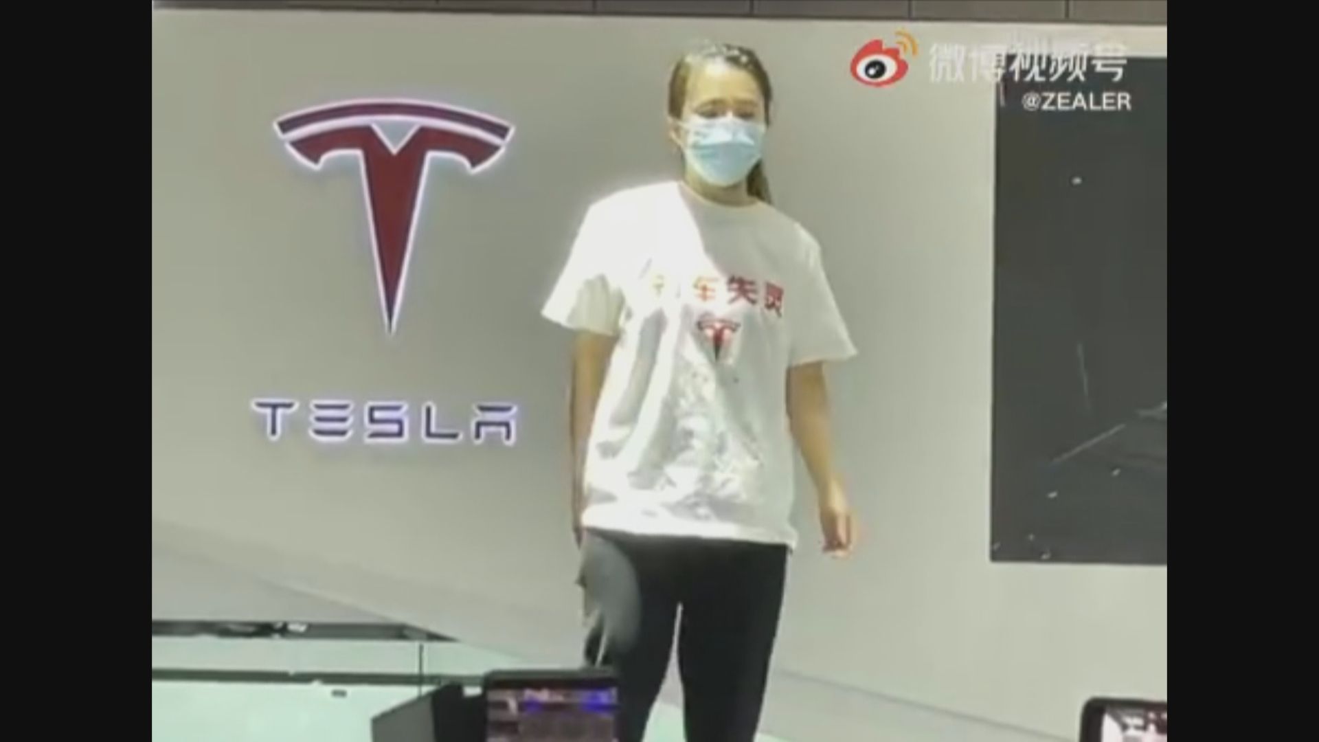 【上海車展】女子企Tesla車頂大叫「刹車失靈」被抬走