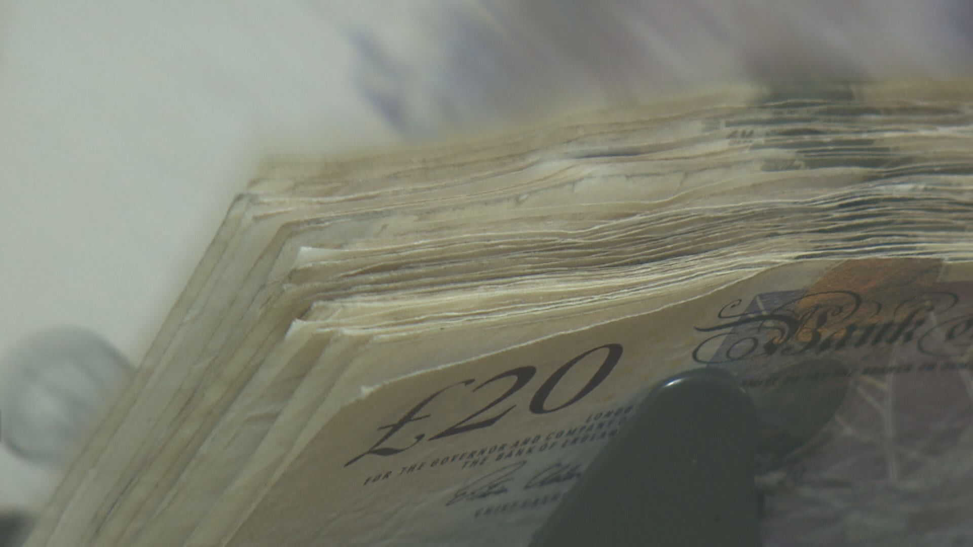 【首相下台？】傳約翰遜辭職  英鎊曾衝上1.1994