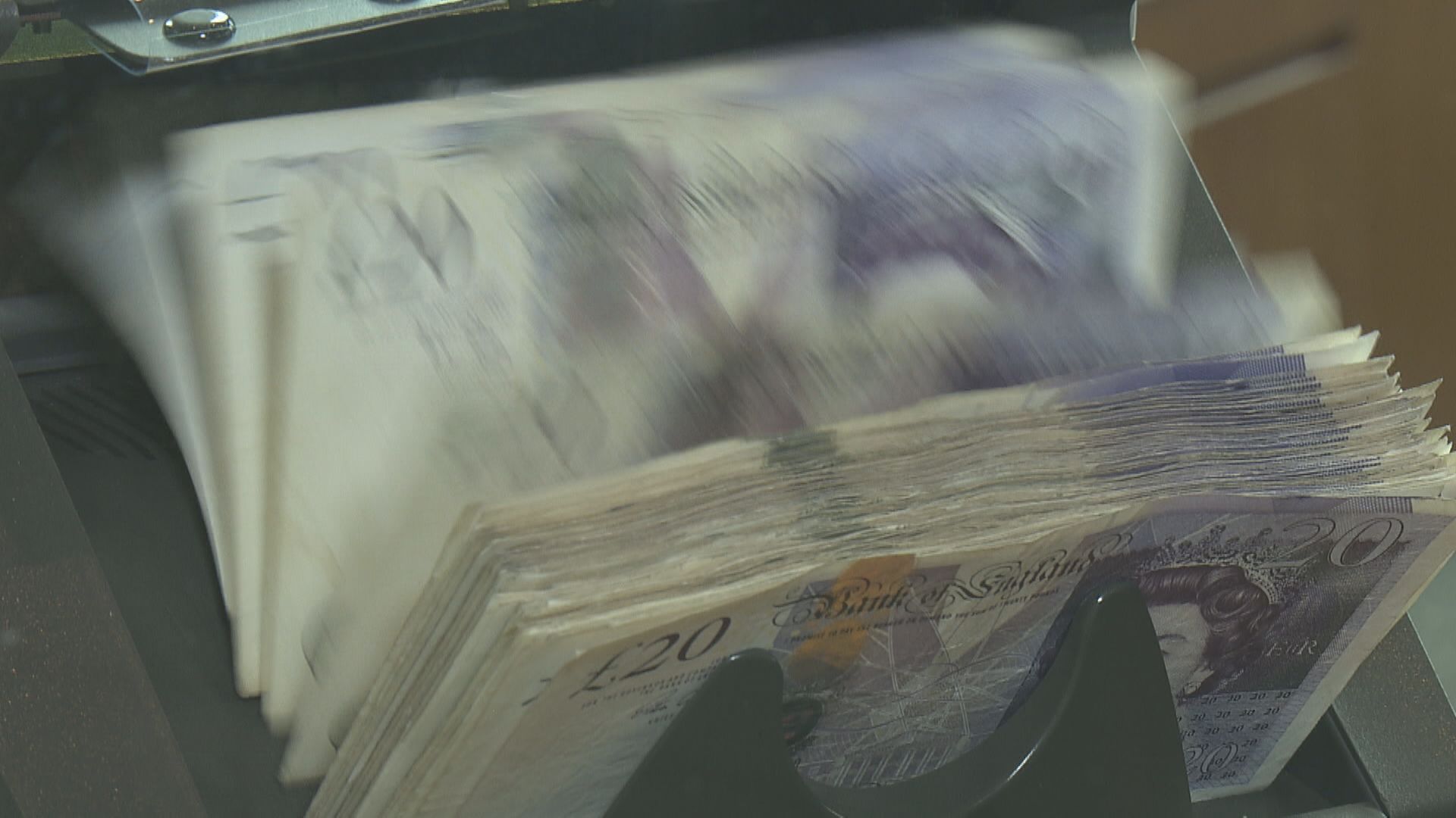 【難抵跳船潮】英國首相約翰遜同意下台  英鎊彈上1.2