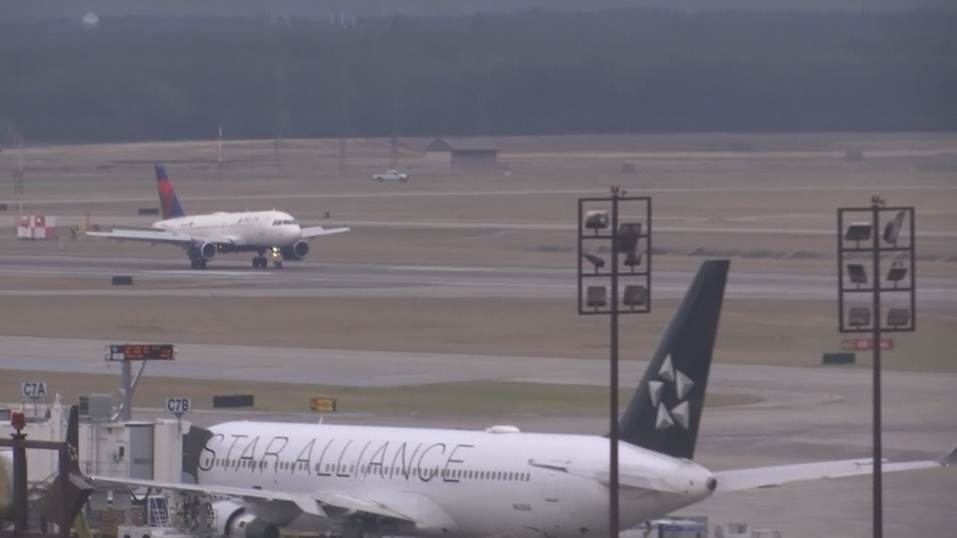 佩洛西一改立場 稱不會單獨援助航空業