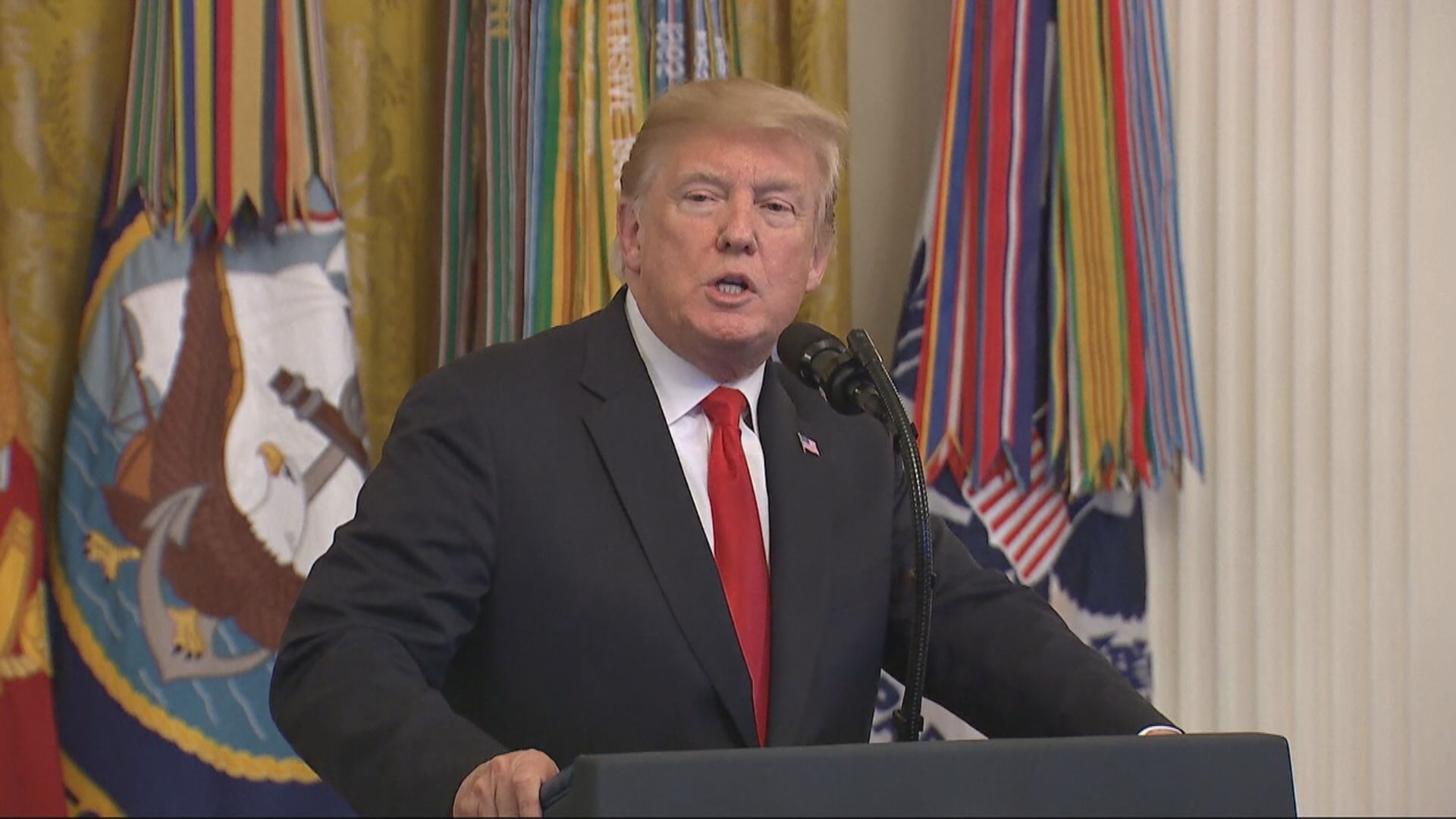 紓困支出法案：特朗普突動筆簽署 華府避過停擺