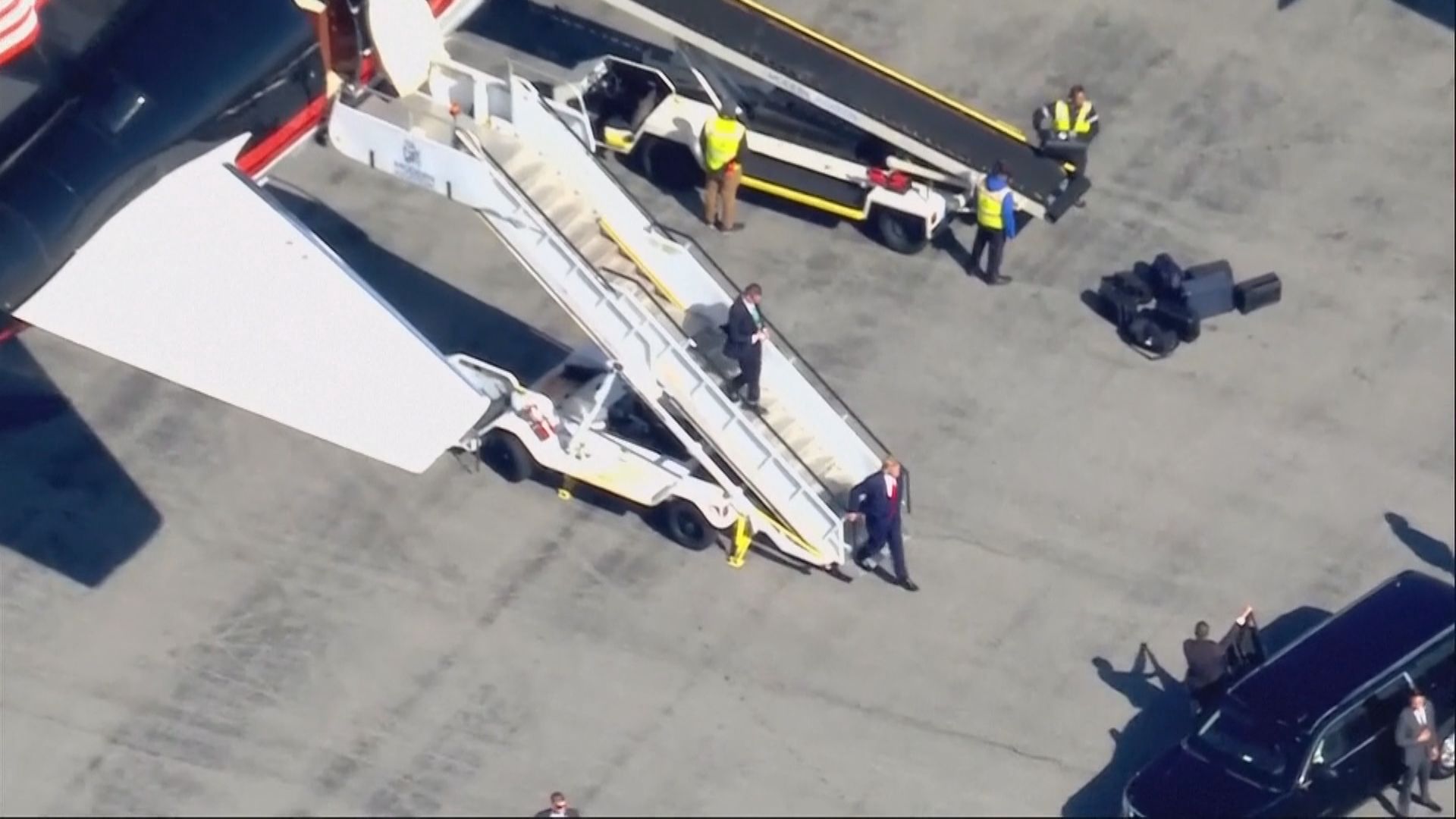 【掩口費案】特朗普飛抵紐約應訊  律師要求禁傳媒拍攝廣播