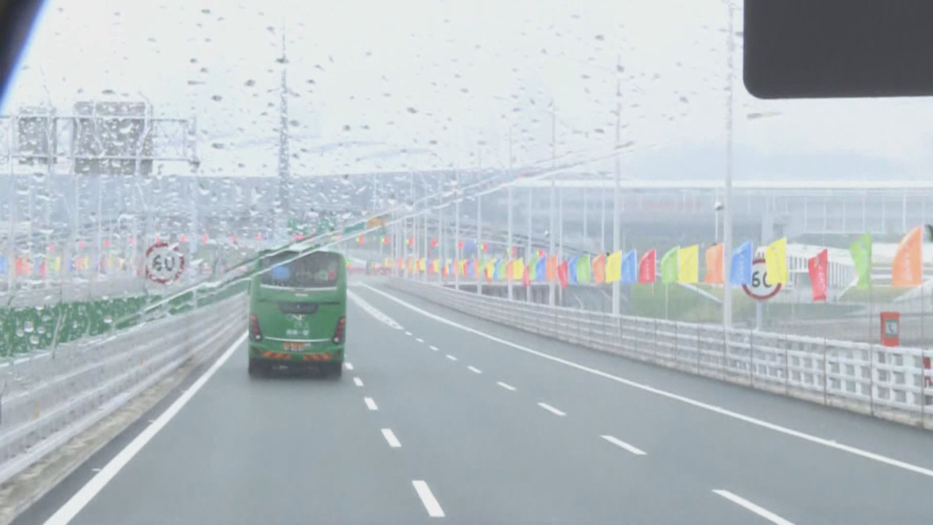 【疫情肆虐】跨境巴士公司：員工或需要按比例減薪