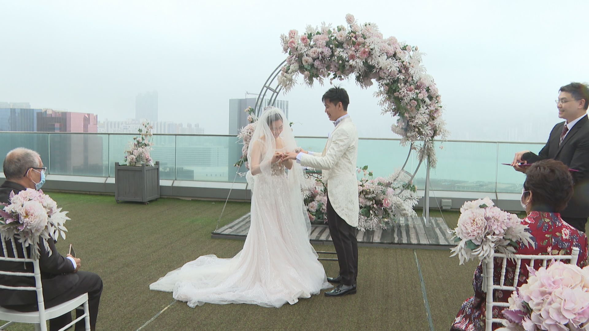 【疫情影響】婚宴延至傳統淡季 攝影室生意跌80%