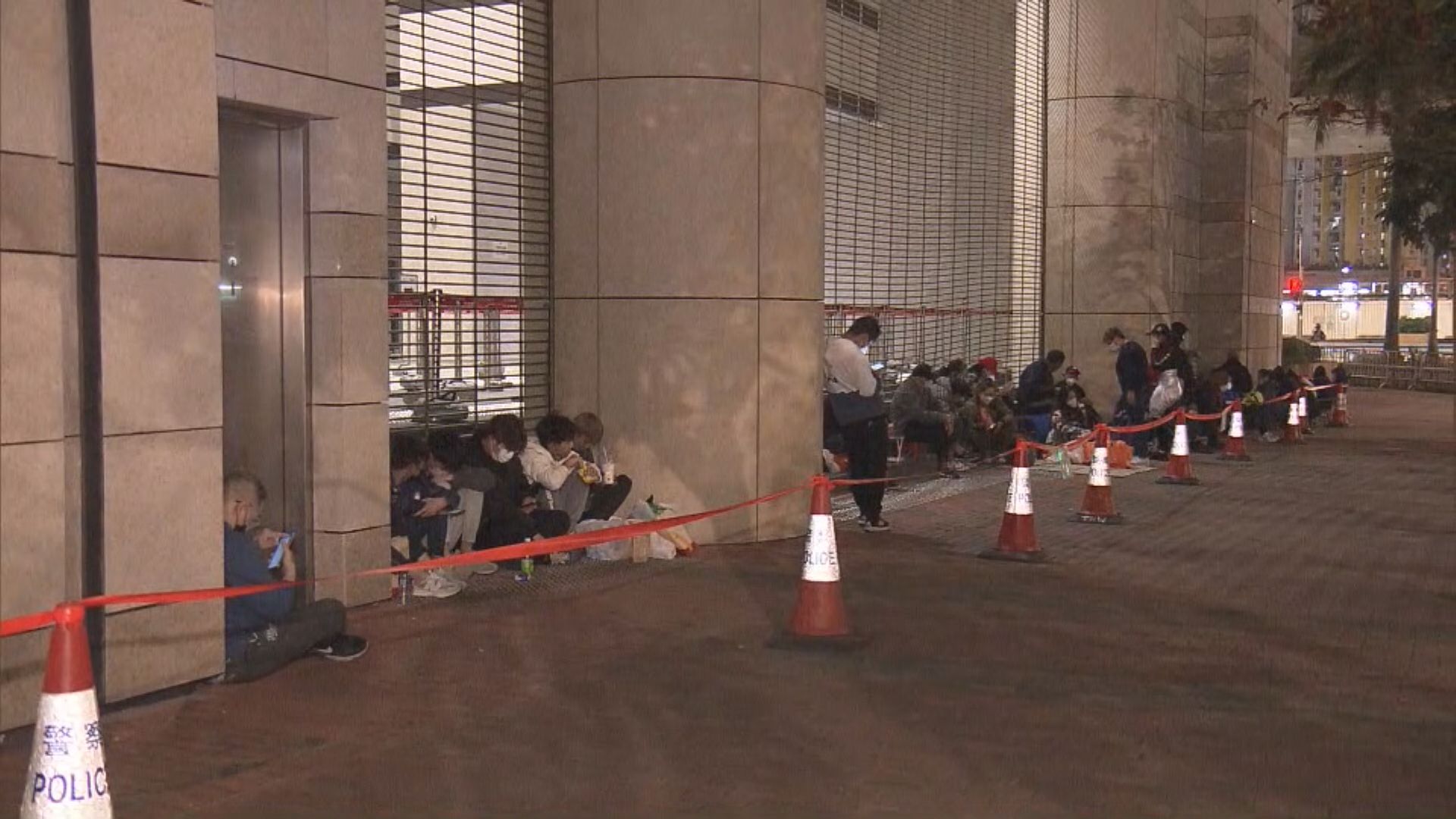 民主派初選案周二續審　晚上有約三十多人法院外排隊