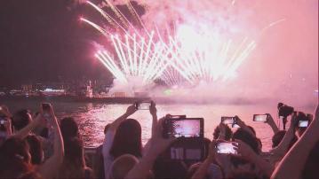 首場海上煙火表演尖東上演 遊客讚精彩