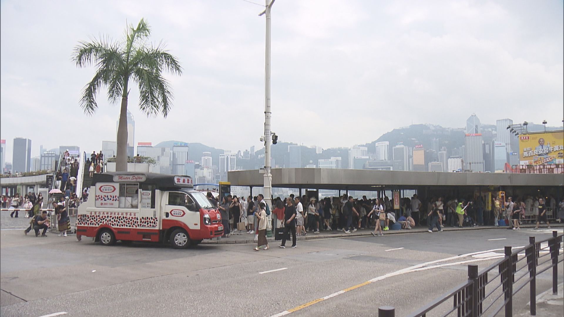 五一黃金周｜長假第三天大批內地客訪港　天星碼頭一帶人山人海