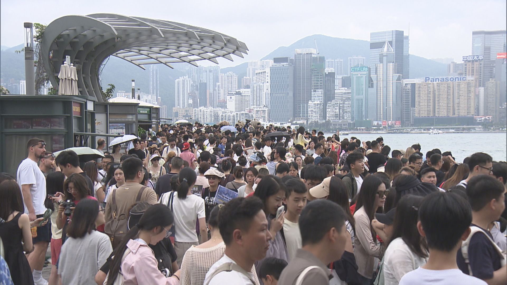 五一黃金周｜長假第三天18萬內地客入境　景點迫滿人