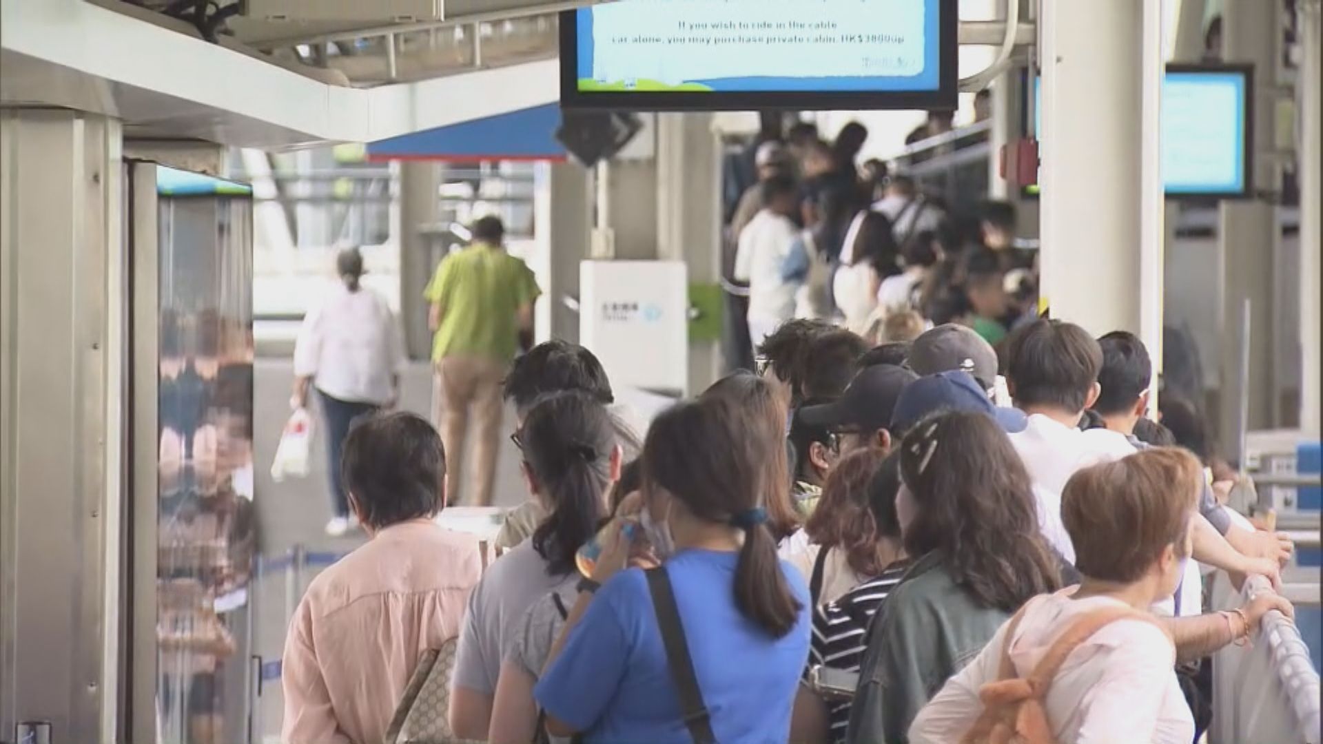 五一黃金周｜周日內地入境客逾4.6萬人次　昂坪纜車站現人龍