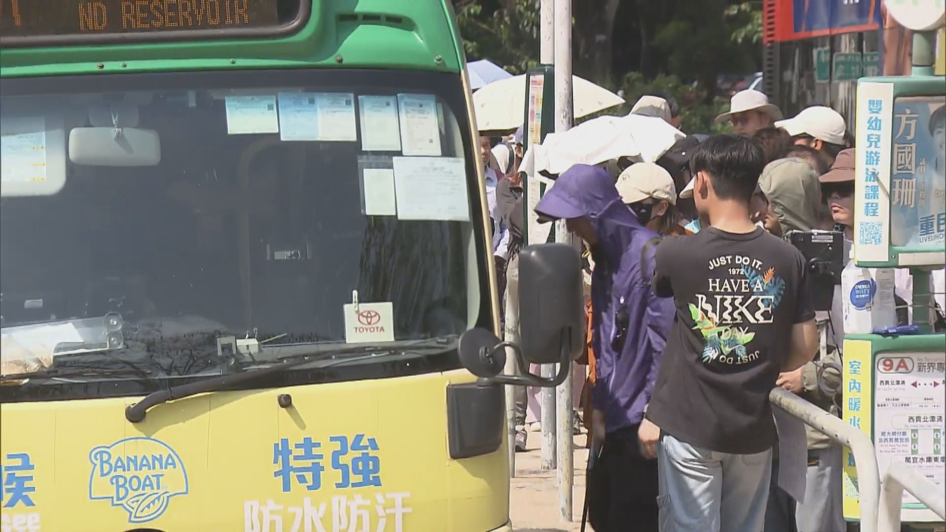 五一黃金周西貢東壩9A小巴線加強服務　第二日小巴站出現人龍