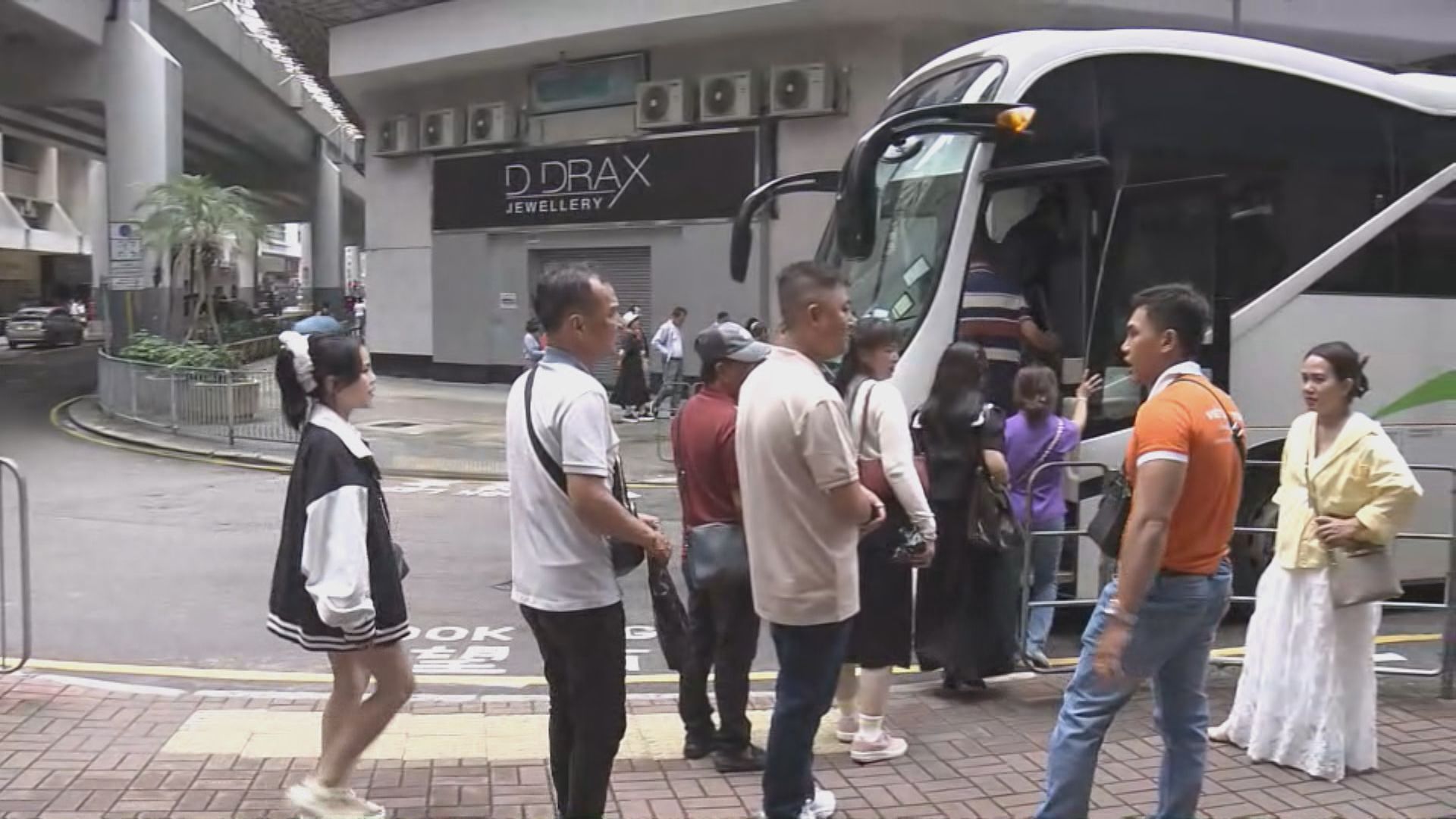 五一黃金周首日逾7000名內地團友訪港　旅監局：做好巡查分流旅客