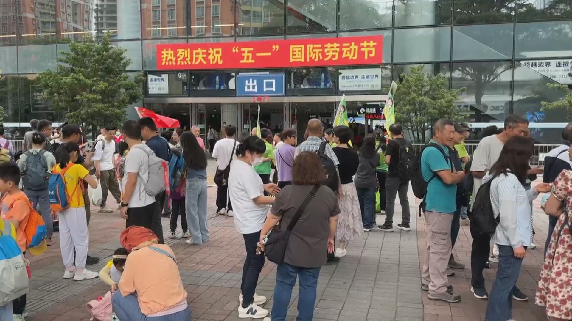 深圳福田大批內地客過關訪港　指香港郊遊吸引力更勝市區