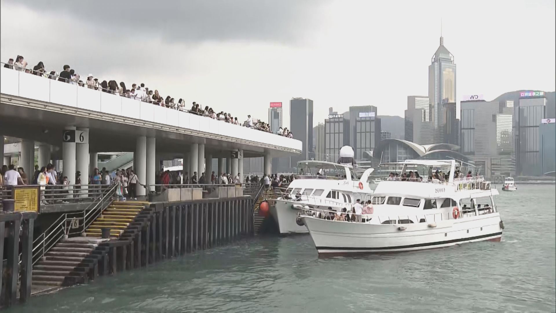 五一黃金周內地客逼滿尖沙咀　傳統購物消費仍具吸引力