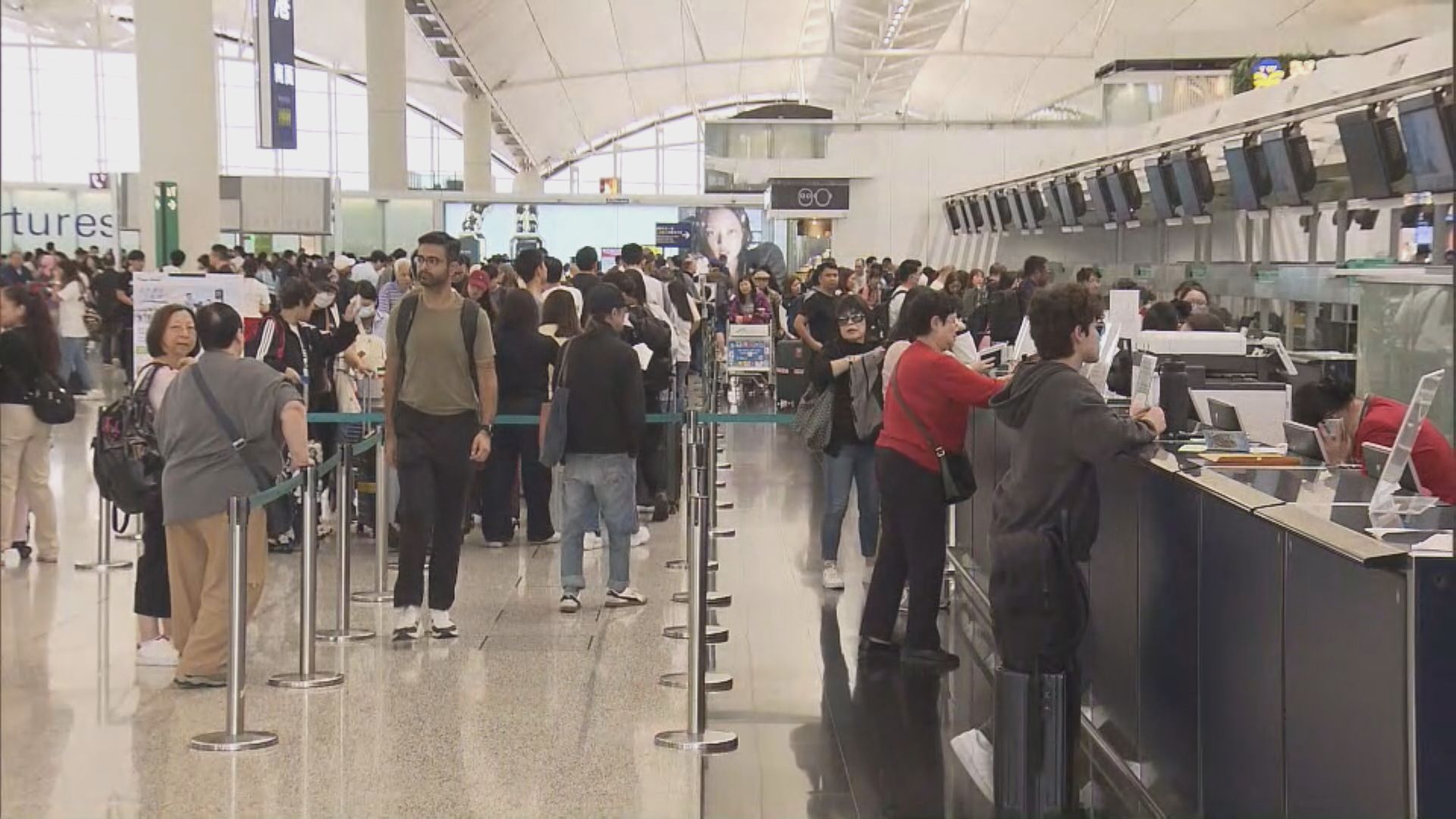 港人「自製」五天長假外遊　機場櫃枱排長龍