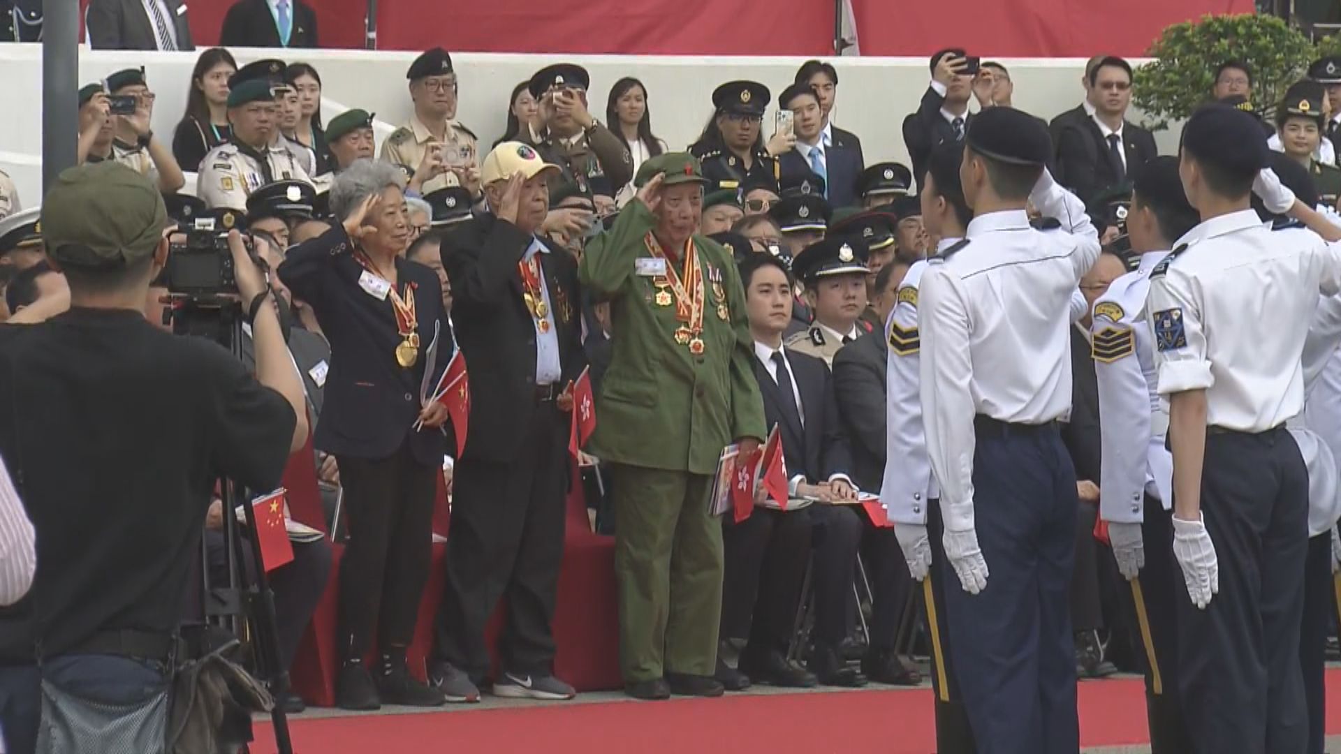 五四運動106周年升旗禮　制服團體青年代表向抗戰老兵敬禮