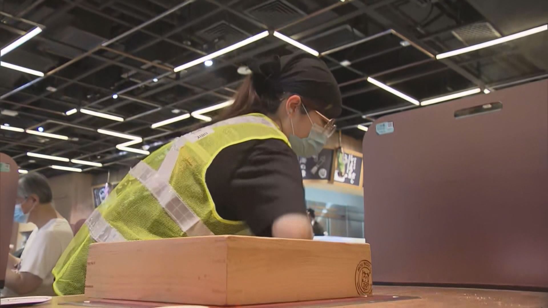 社交距離措施周四起延長兩周　食肆需設「執枱專員」