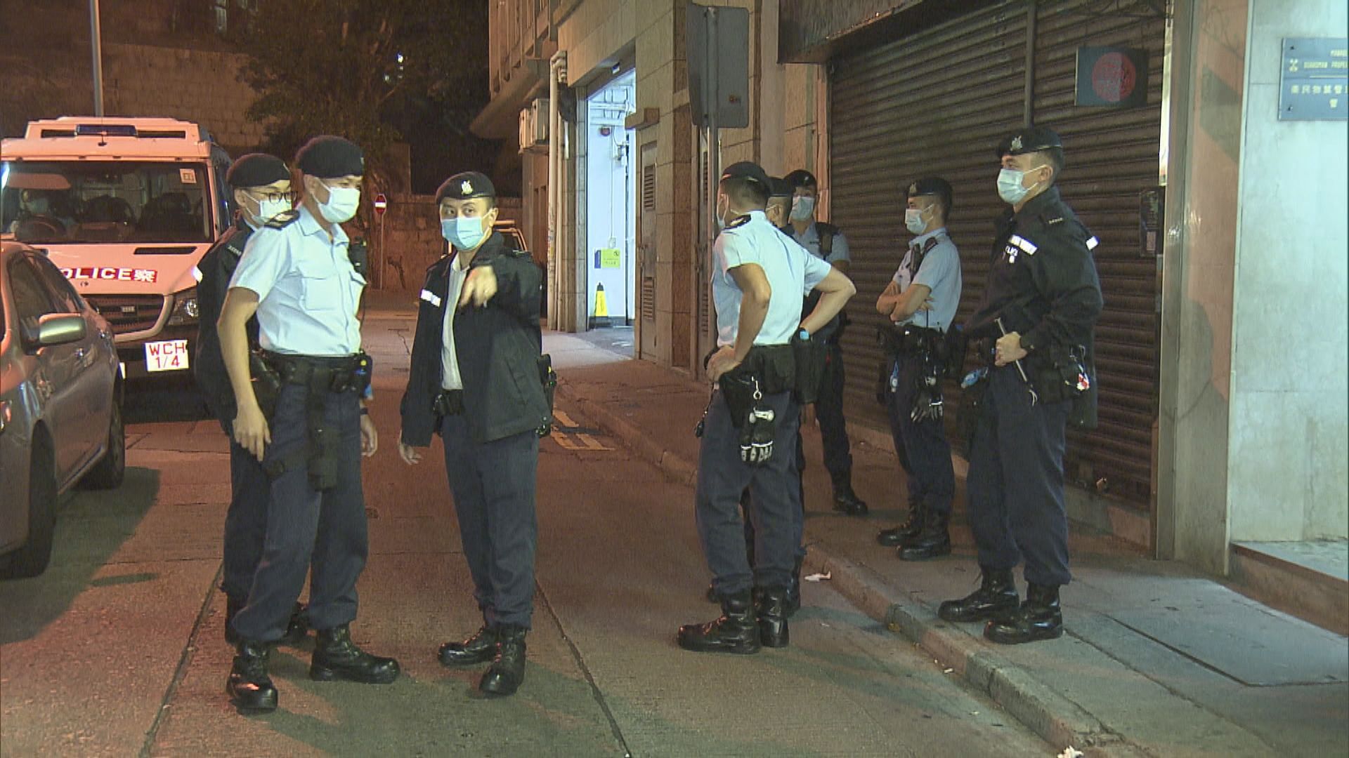 警方查灣仔食肆違禁業及限聚令　票控29人