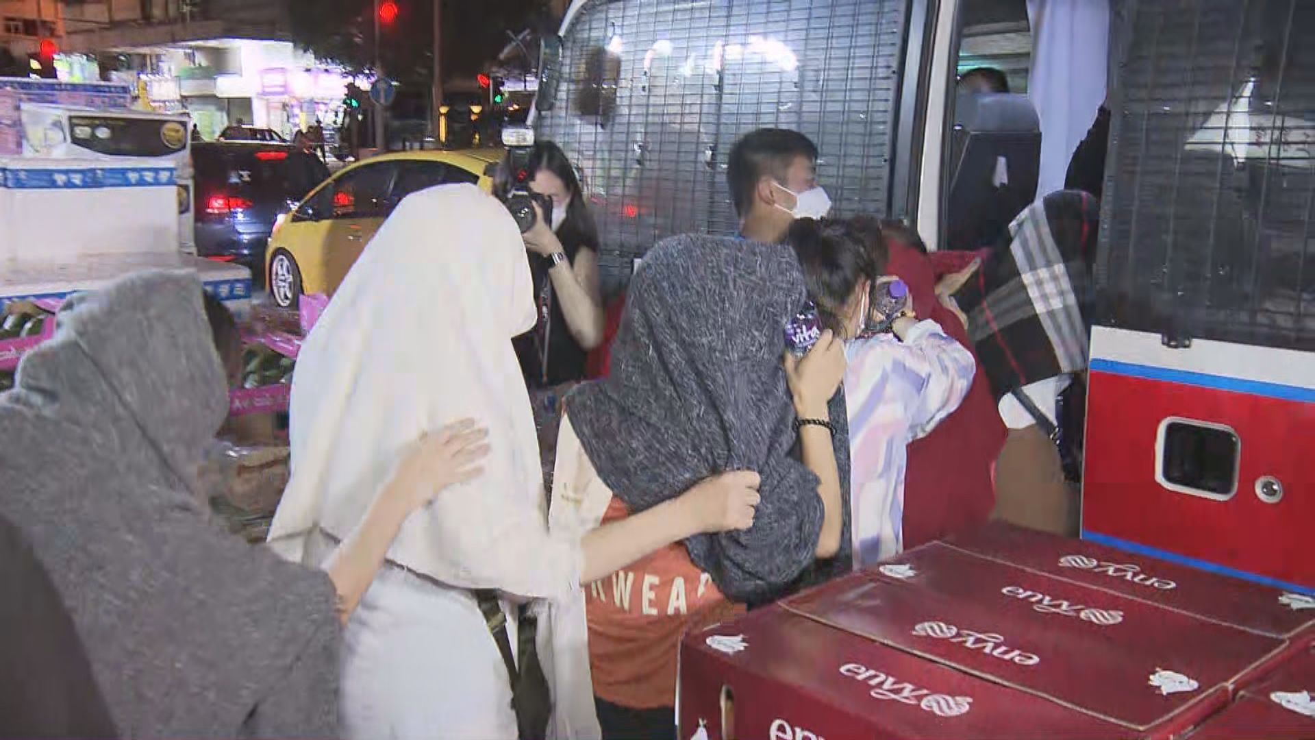 警方破油麻地非法賭檔拘39人