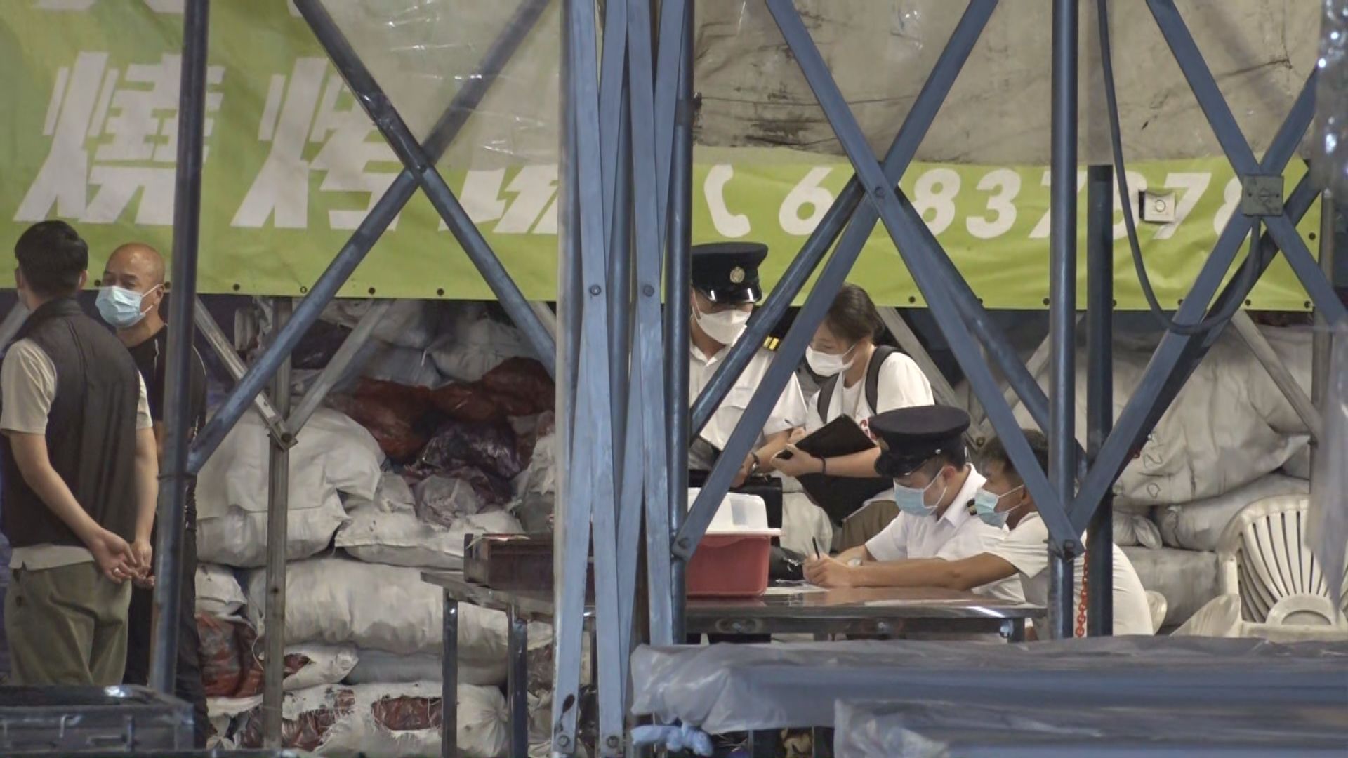 警方九華徑燒烤場執法　票控在場人士違防疫規定