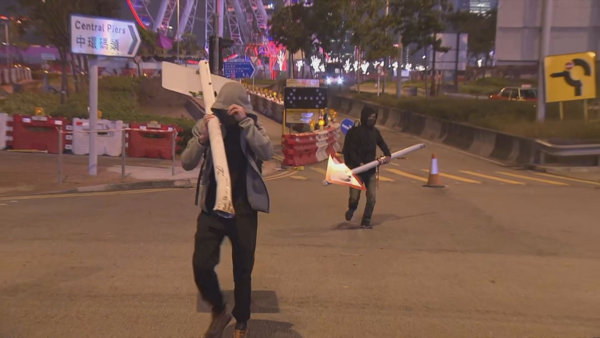 有人在龍和道堵路及毀壞交通燈