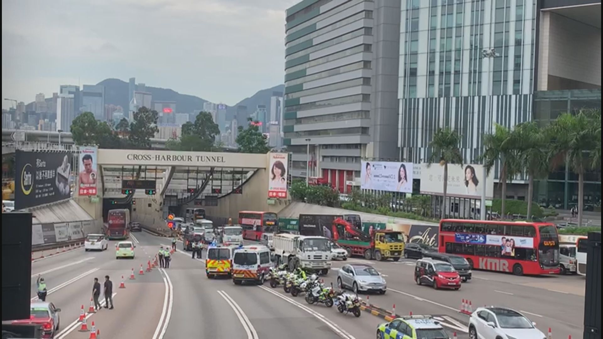 警方於三條過海隧道設路障搜查往港島車輛