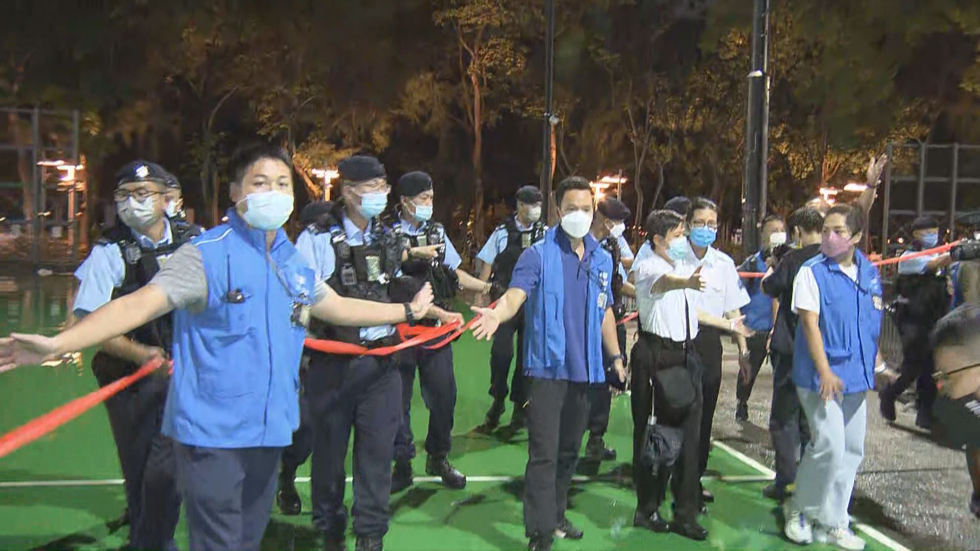 康文署關閉維園部分範圍至周日凌晨　警指有人煽動非法集結