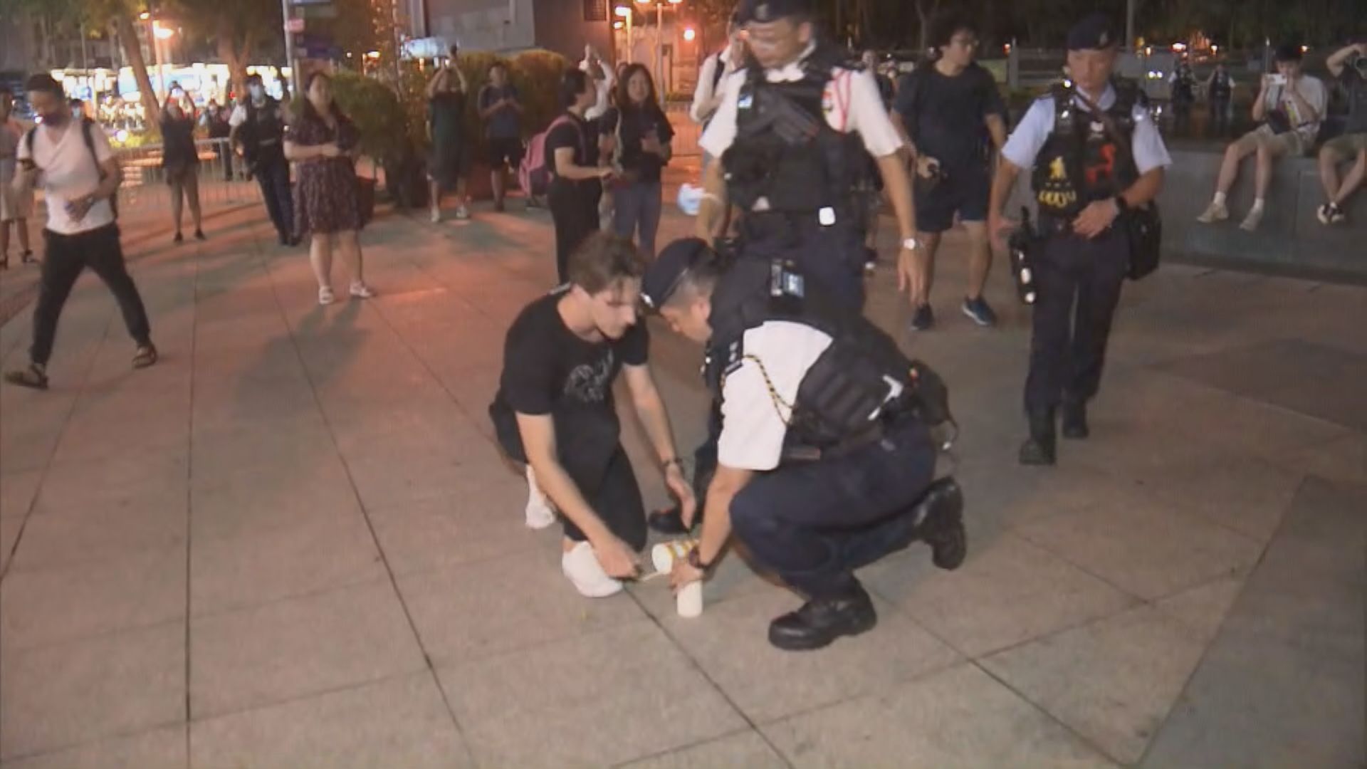 六四事件34周年 有外國留學生欲維園點蠟燭被警方截查後放行