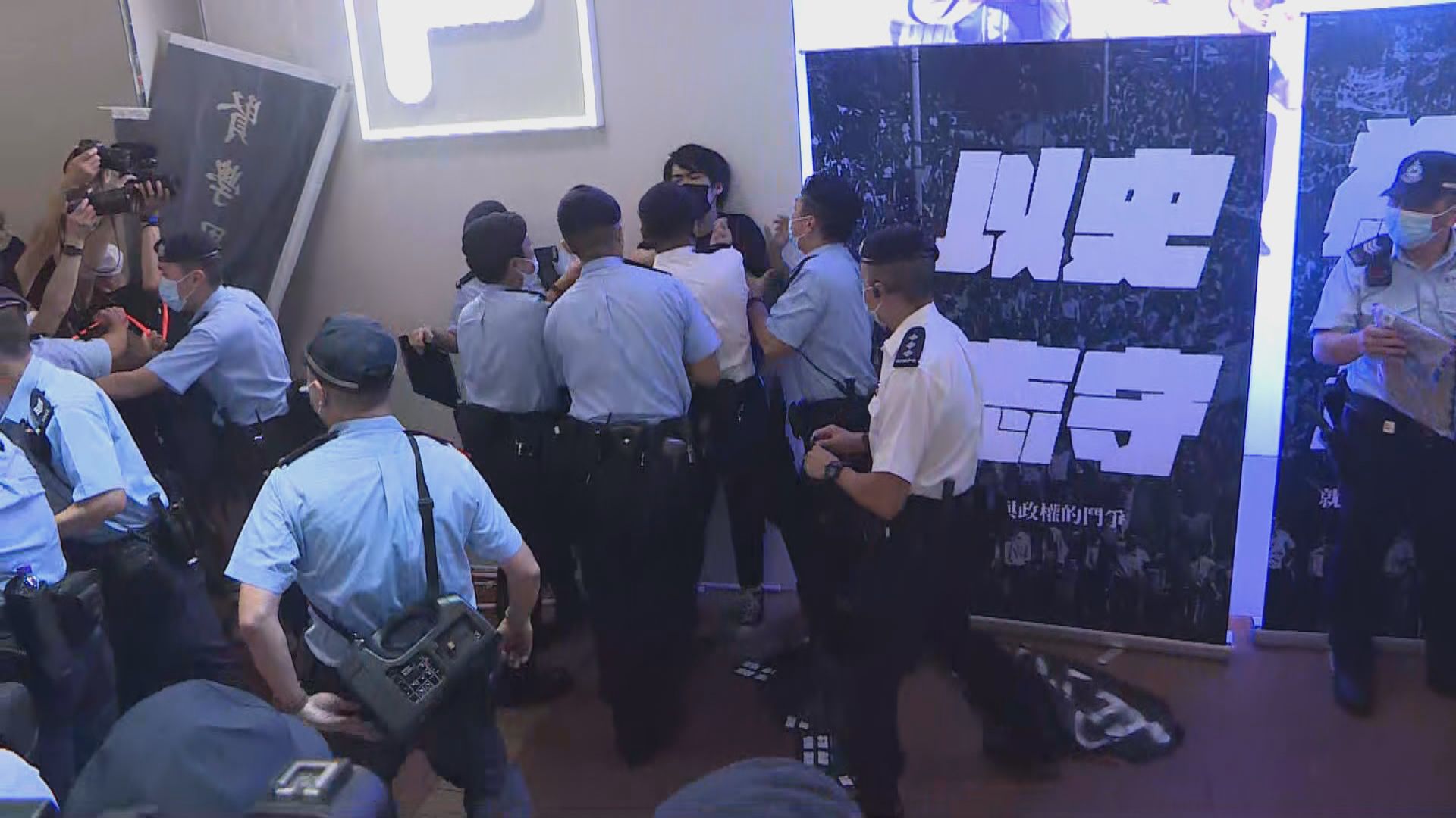 警方晚上於多處佈防　在旺角拘捕一賢學思政成員