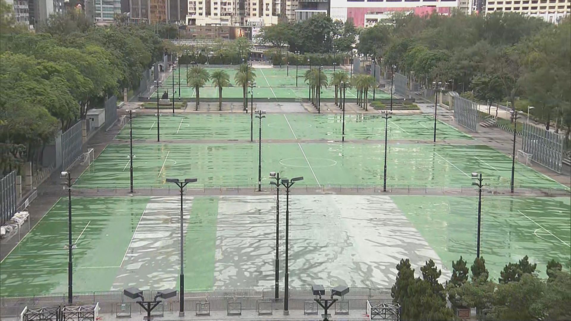 六四事件33周年維園球場被封　有人引述警方指鮮花煽動要求收起