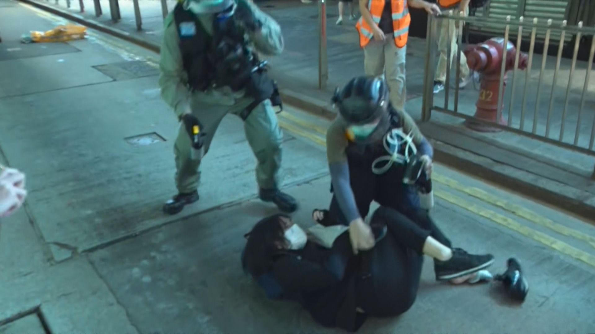 【反修例一周年】有人走出德輔道中　警員驅散示威者