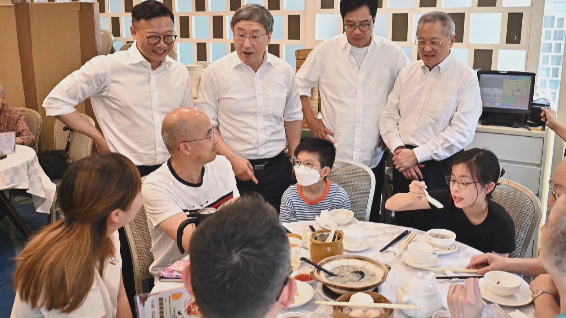 三位副司長到酒樓享用七一折點心