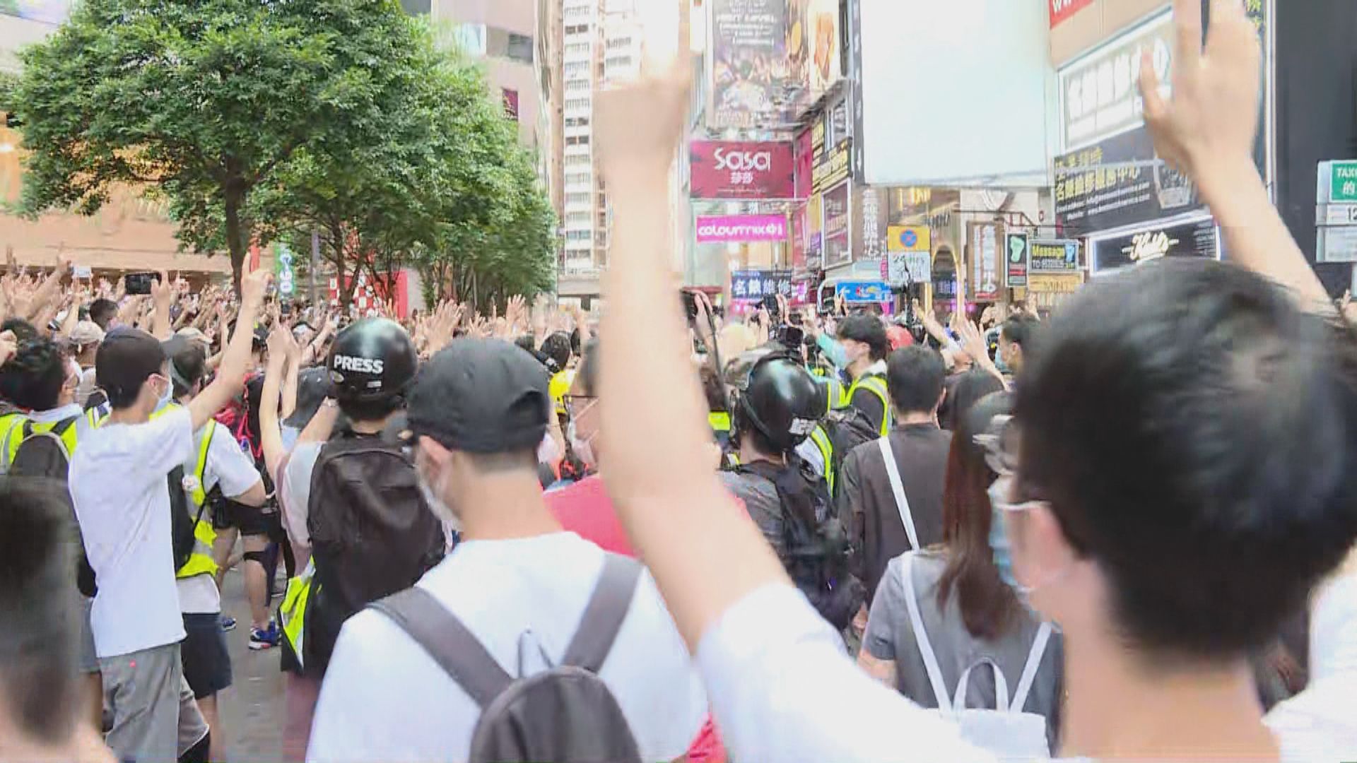 時代廣場外大批人聚集　警到場驅散