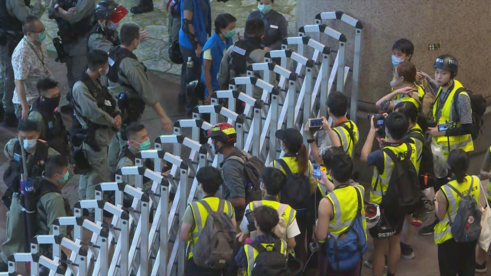 警方在時代廣場內拘捕多人　一度拉上電閘不讓記者離開