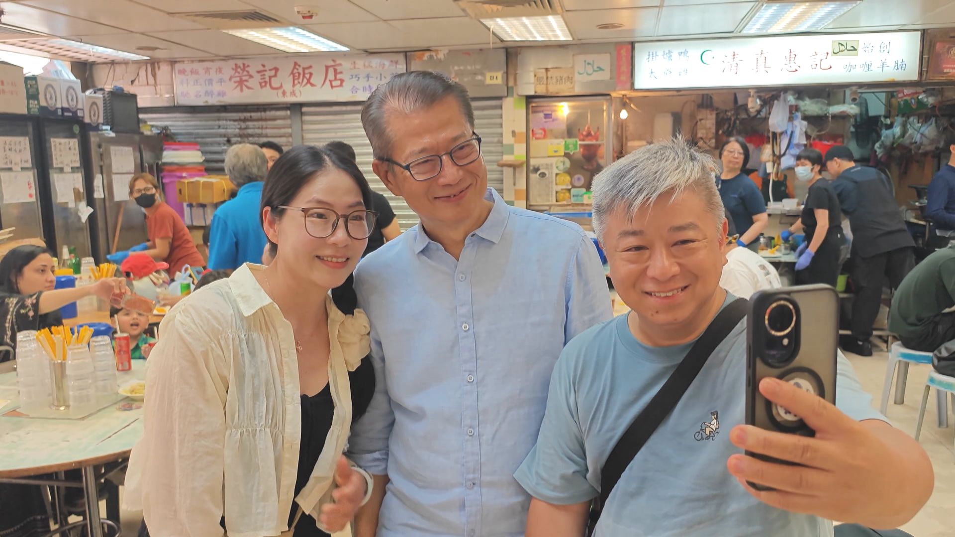 多名官員落區享用食肆七一折優惠
