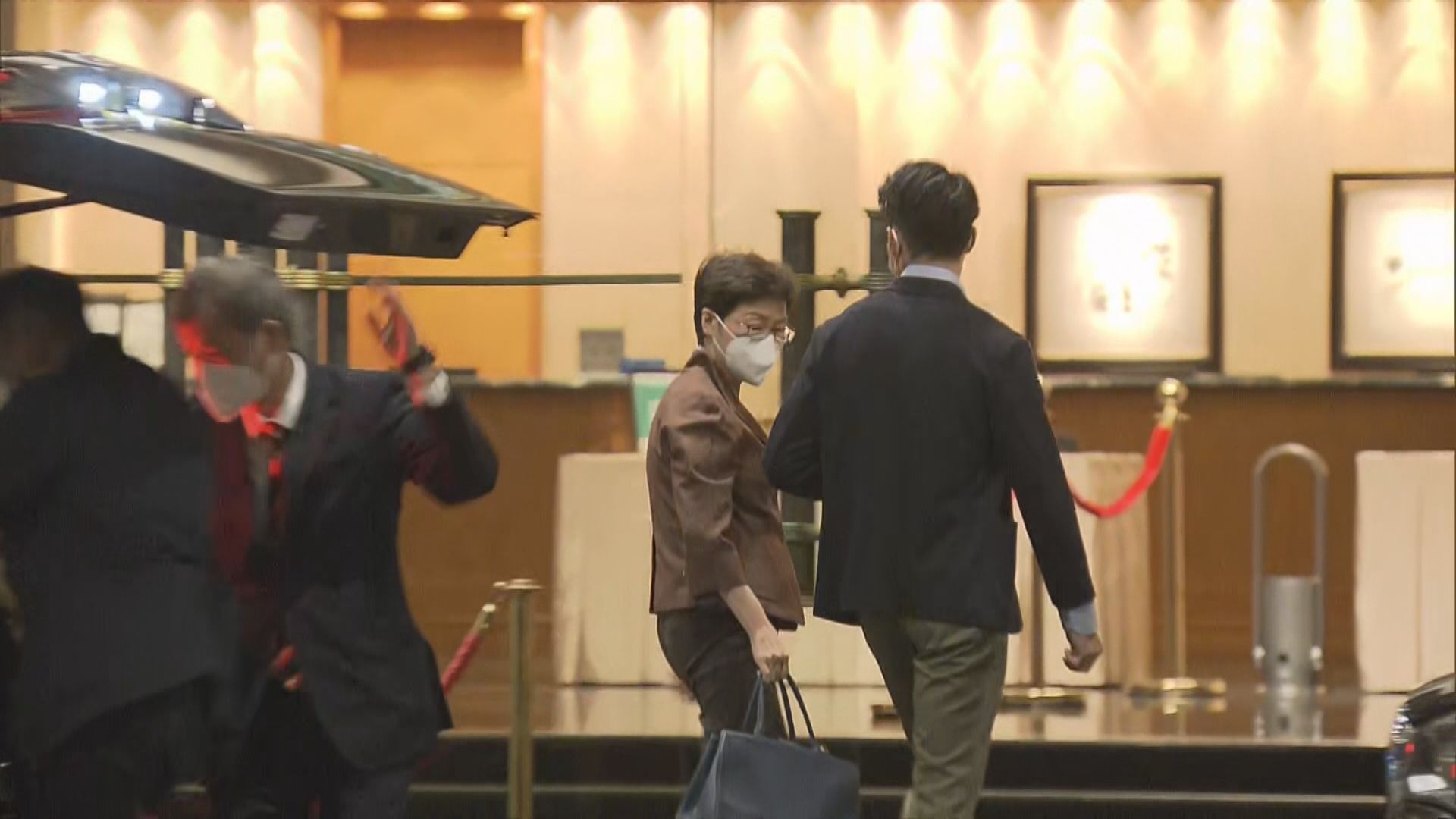 林鄭、蔡若蓮等高官晚上返回酒店接受閉環管理