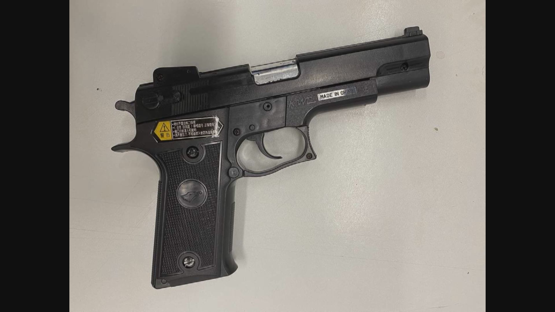 警方於銅鑼灣旺角戒備　一名男子涉藏有仿製槍械被捕