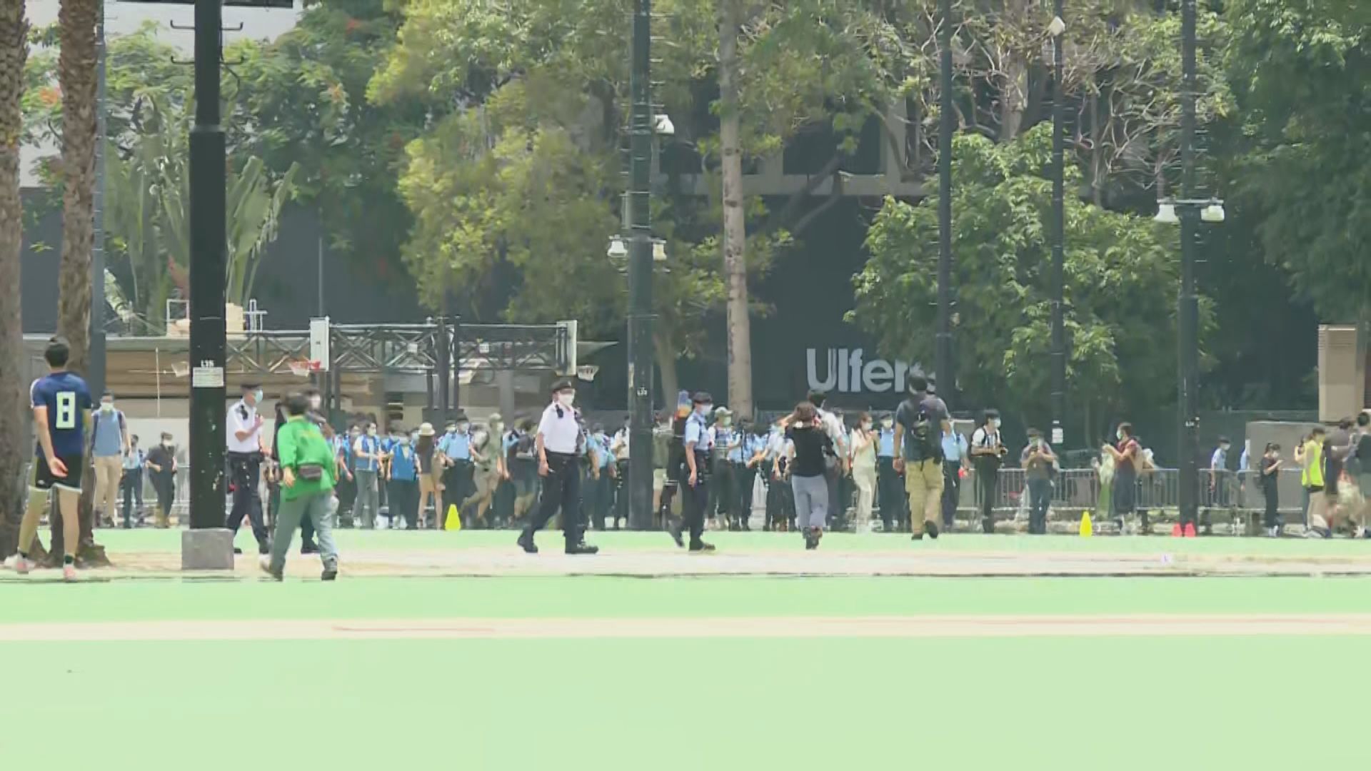 警方中午封閉維園足球場及籃球場