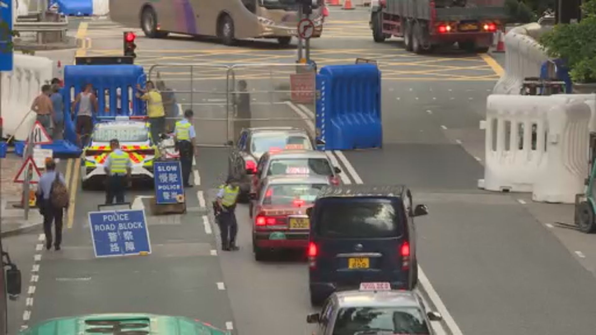 灣仔北會展一帶大範圍封路　警員巡邏駐守