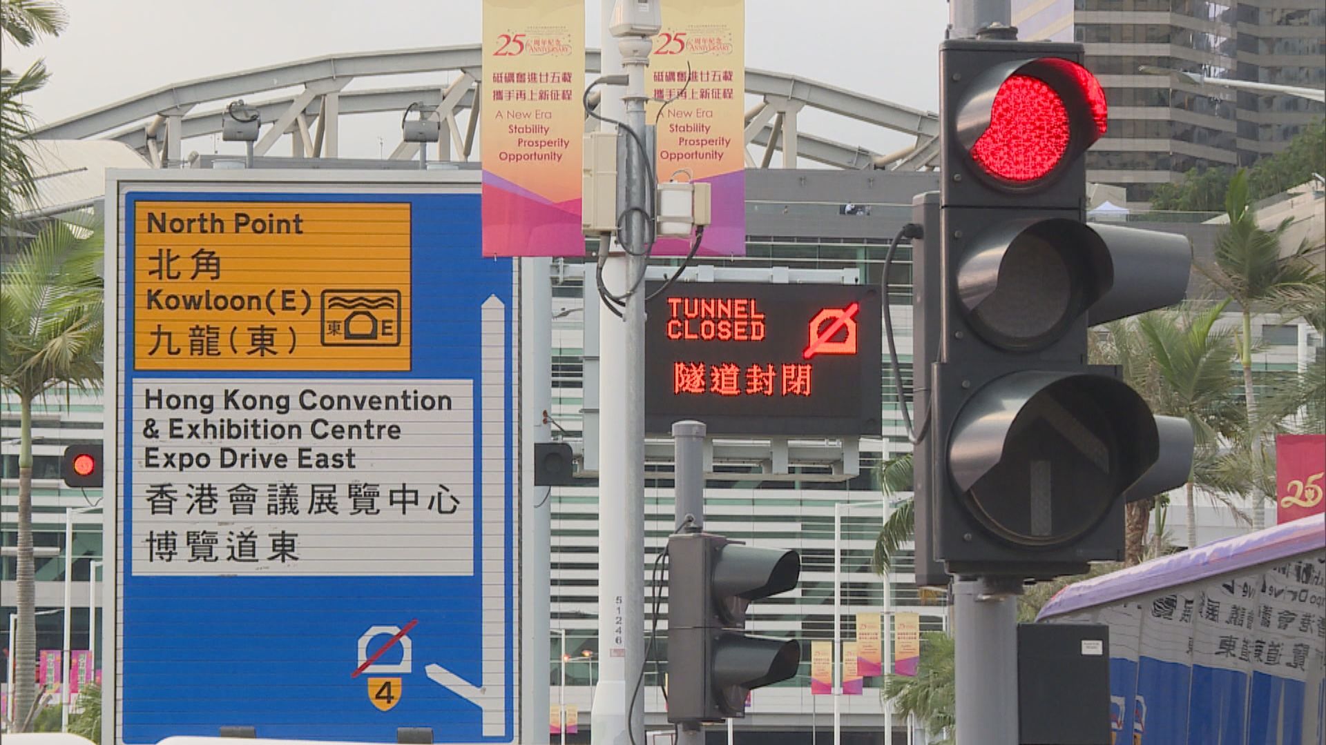 灣仔北會展一帶大範圍封路　警員巡邏駐守