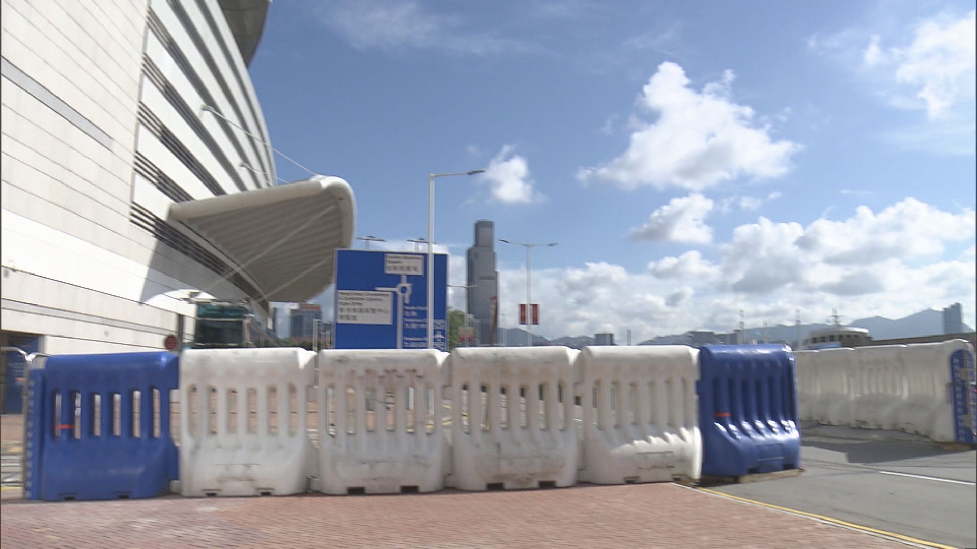 警方在灣仔會展新翼外架設水馬