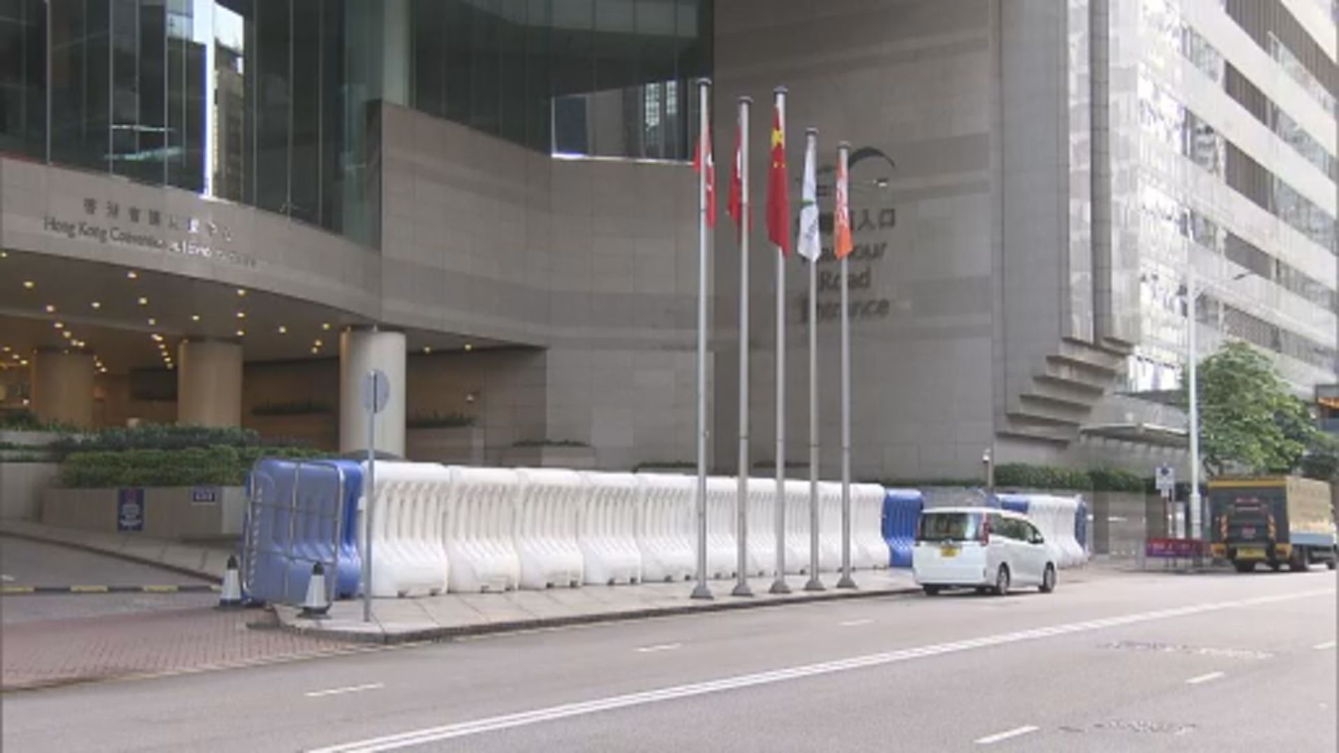 灣仔會展一帶加強布防架設水馬陣