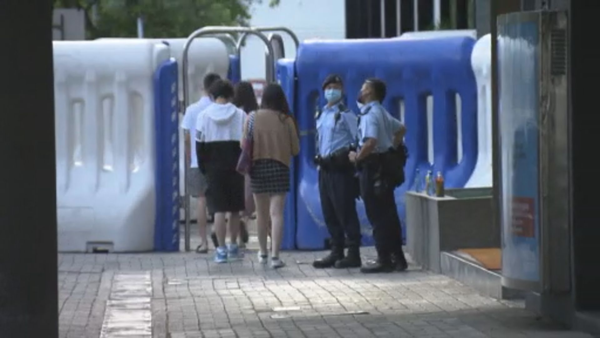 灣仔會展一帶加強布防架設水馬陣